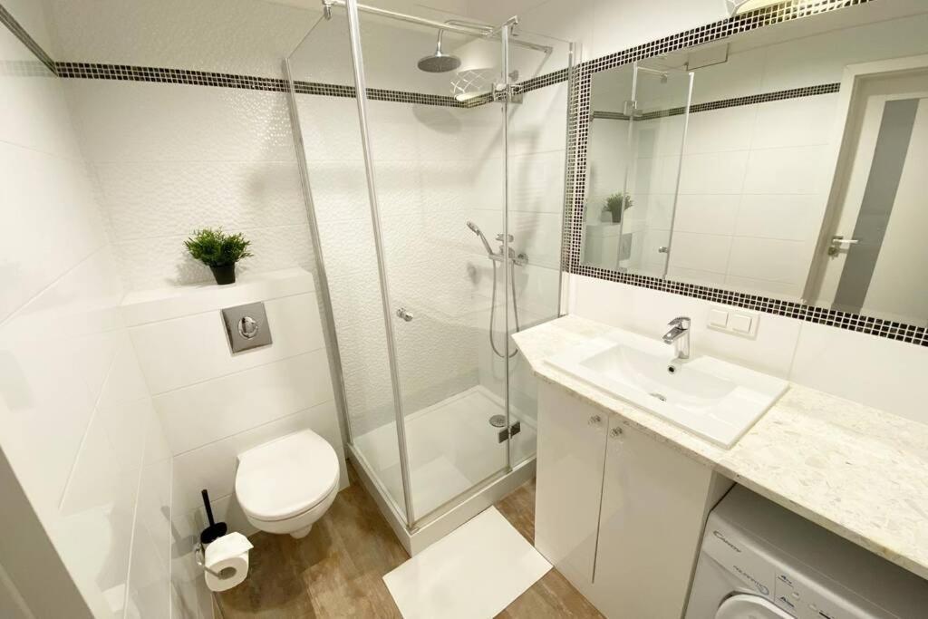 Exclusive 2Br! Apartment Near City Center +Netflix وارسو المظهر الخارجي الصورة